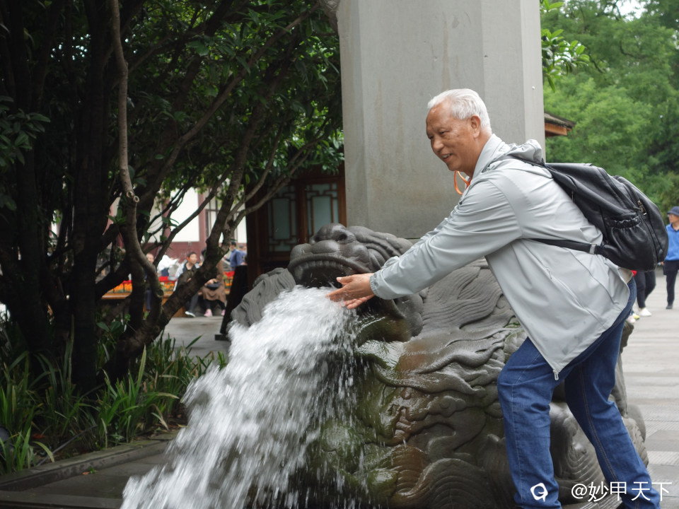 堰功道左右两边各有一条龙吟沟，共有248个大小龙头向沟中吐水，沟内之水直流到卧铁之下。