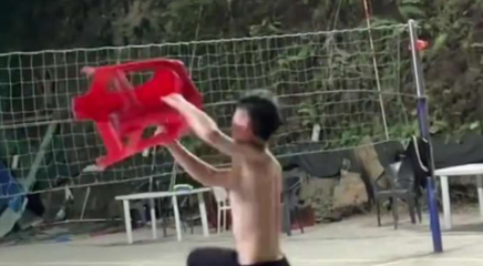 小伙用红色塑料凳打起了排球，两广网友：放开我的床头柜啊！