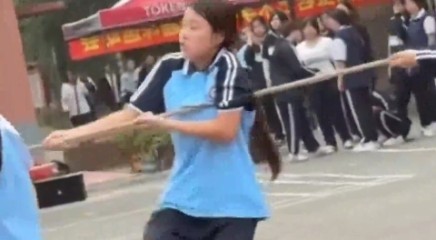 没她好像真的不能赢！女孩拔河以为赢了放手庆祝，发现不对劲又跑回来！网友：她&ldquo;赢&rdquo;了两次，比别人多高兴一次