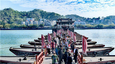 仲冬漫游广济桥：古木铁索颤，浮舟人自摇