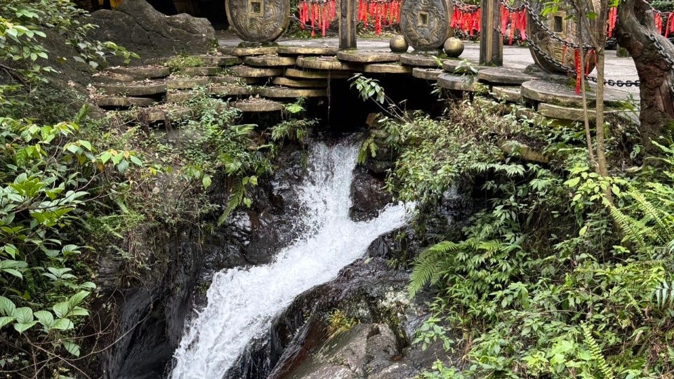 游临桂中庸红溪瀑布
