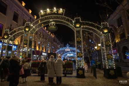 夜幕下的哈尔滨，多彩的冰雪世界