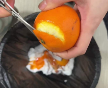 原来还能这么吃？！女生分享吃橙子的正确方法，网友：那我这又黄又痛的手指算什么？