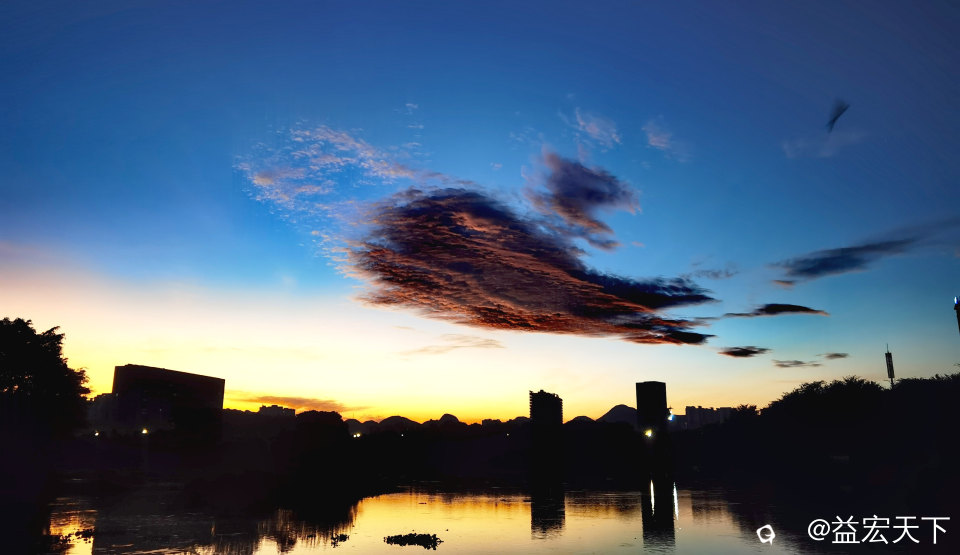 鱼跃水天
