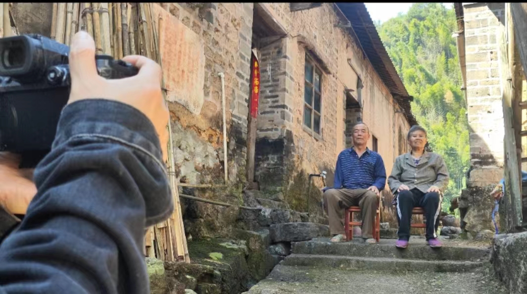 灵川县三街镇：暖心重阳 用镜头记录老人们的幸福模样