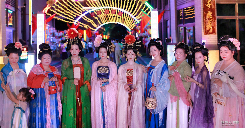 这里有好多汉服小姐姐
