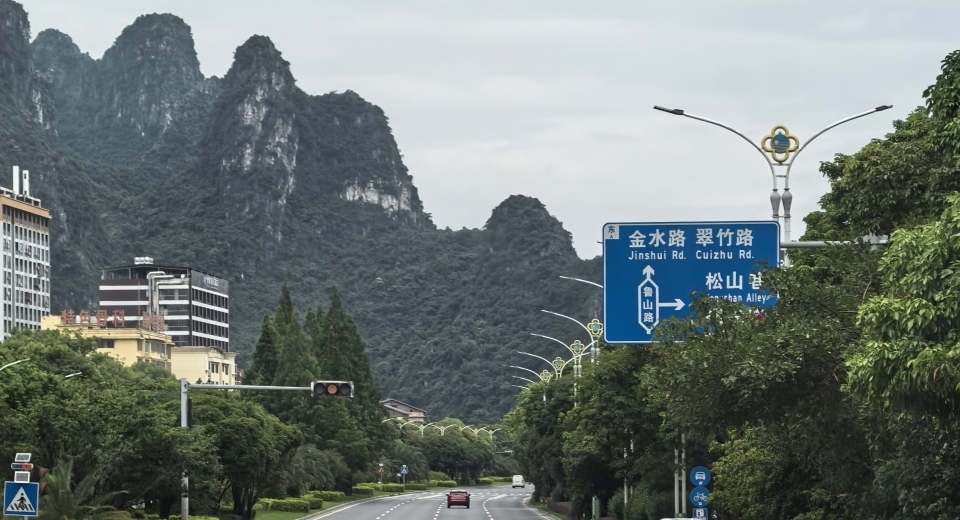 公车上看机场路，美不止山水间