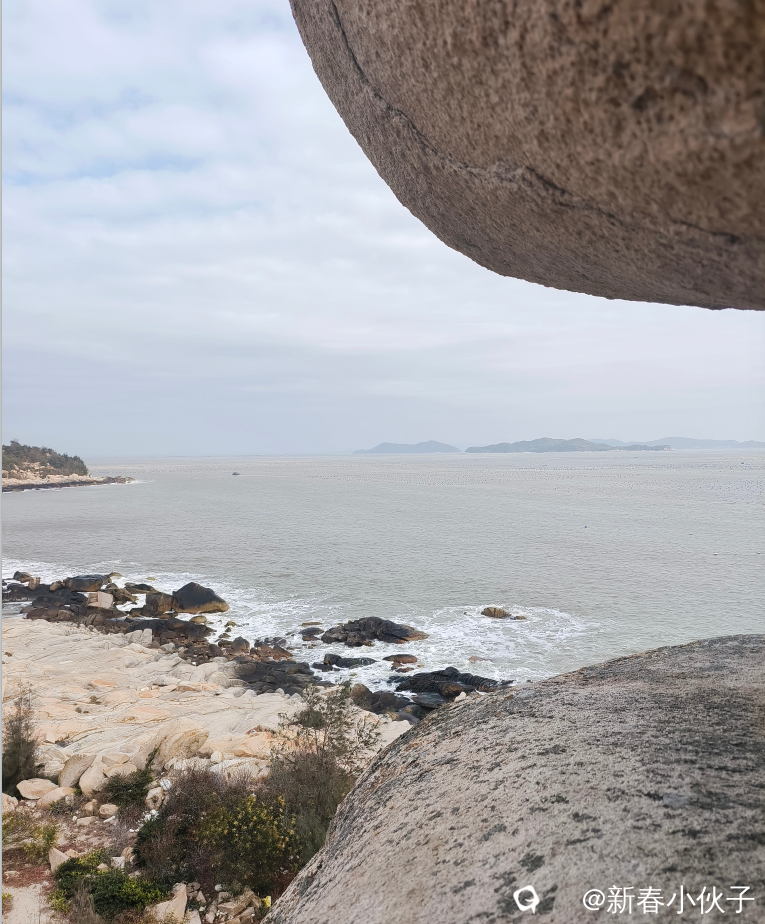 巨石高悬，气势磅礴，大自然真是鬼斧神工