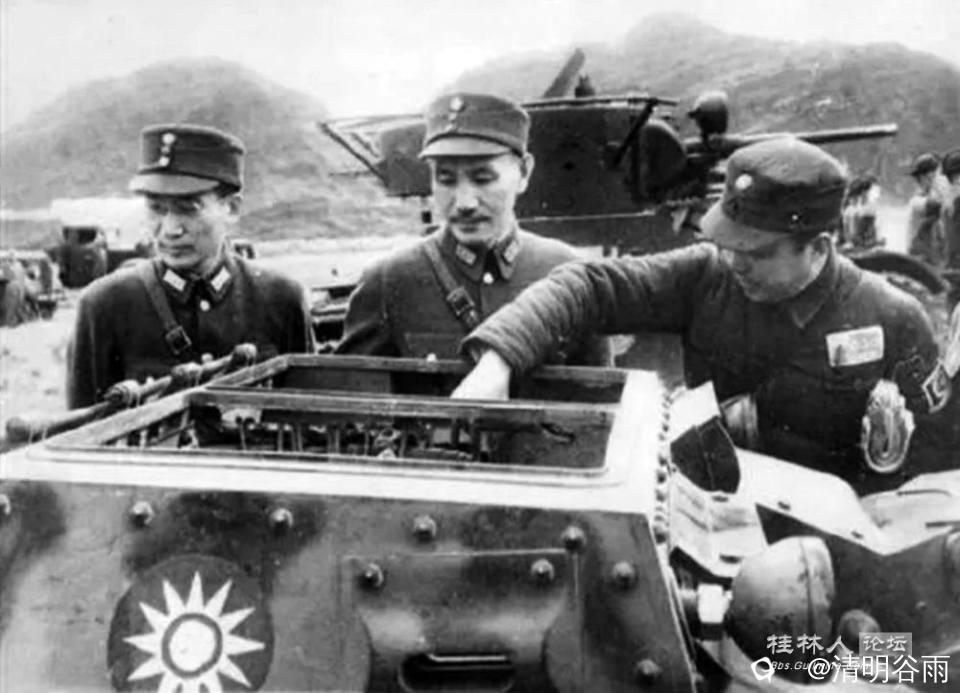 蒋介石视察五军装甲部队.jpg