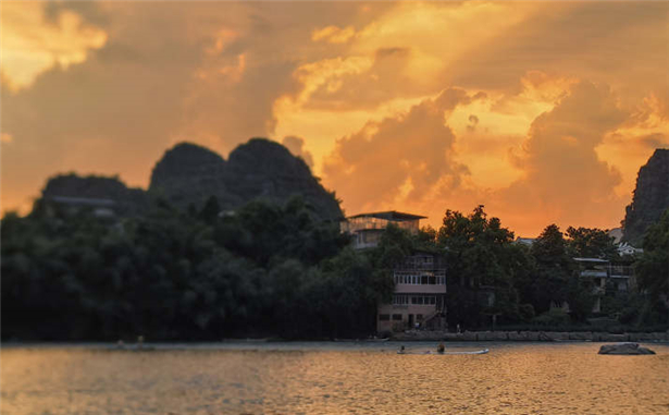 群峰沉暮色，流水揽残霞
