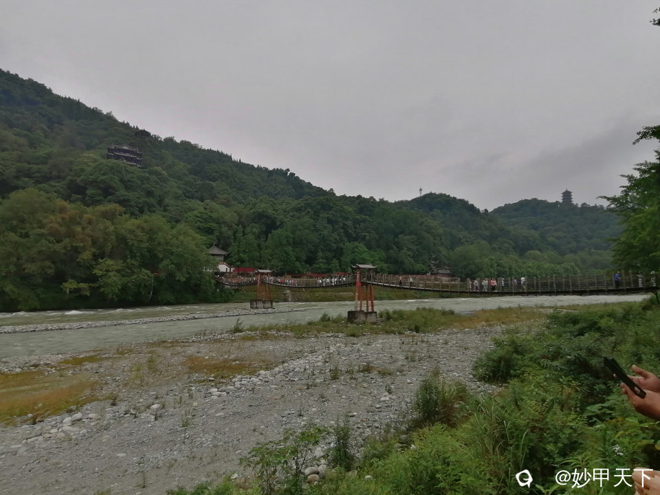 在鱼嘴下方，过了内江上的 安澜索桥（又名“安澜桥”、“夫妻桥”）后，从北门出来，结束在都江堰的游览。