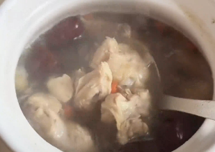 大蒜+料酒+生抽？女子熬雞湯太難喝發(fā)視頻求助，兩廣人看了瞳孔地震