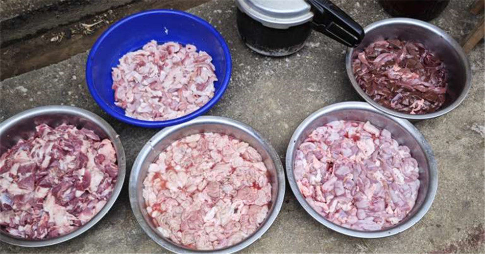 村口杀猪年味近，到雁山吃杀猪菜