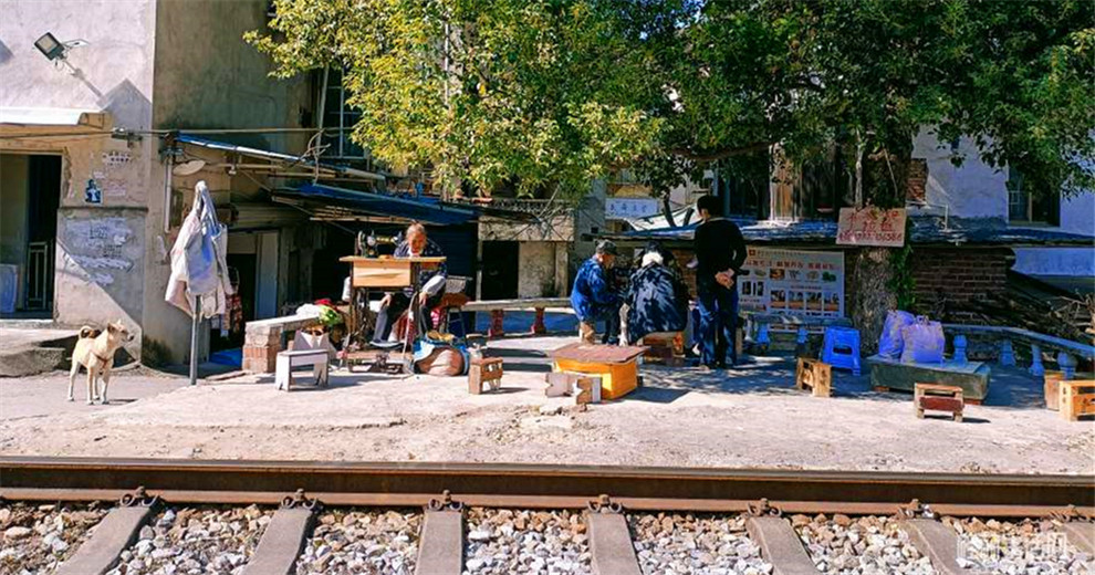 铁轨旁的时光，慢悠悠