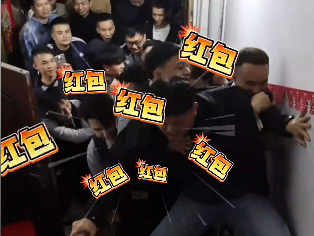 以為是姐弟情深，沒(méi)想到是紅包沒(méi)給到位！姐姐出嫁，廣西男生憑一己之力擋下&ldquo;千軍萬(wàn)馬&rdquo;！網(wǎng)友：哈哈，他喊了一路的&ldquo;紅包&rdquo;