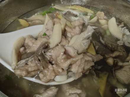 平菇滑肉汤，适合被淋了雨的你