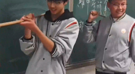 这是他们这辈子都会怀念的烤鸭吧！期中考试后老师请全班同学吃烤鸭！网友：特别希望我的孩子也能遇到这样的老师