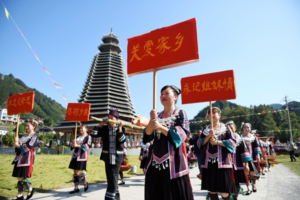 龙胜：外嫁“金花”回娘家敬老 与家人共度幸福时光
