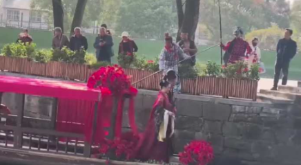 游客在桂林灵渠偶遇“秦始皇”落水！网友：笑得最大声的赏“一丈红”，救驾的拜将封侯