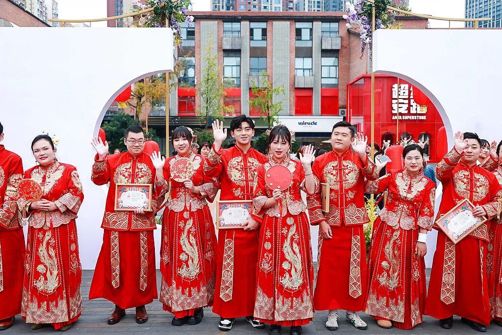 多地给新婚夫妇“发红包”