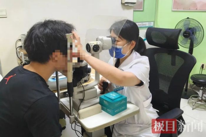 小磊在做检查.jpg