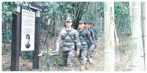 武警官兵米花山下祭英烈 赓续红色血脉