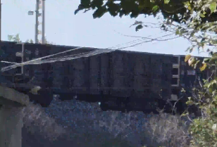 攝影界又來了一位天才！男子拍到火車過路像懸浮在空中一樣，網(wǎng)友: 地形沒加載出來，雙擊自己重啟試試