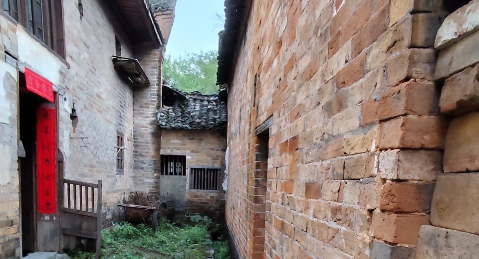 回到童年生长的老房子