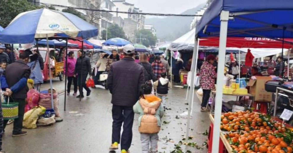 节前的大墟，购年货的人还蛮多