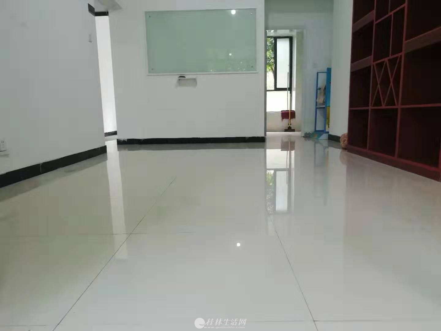 ������һ�ж����˽��ϳ�����һ¥����2��