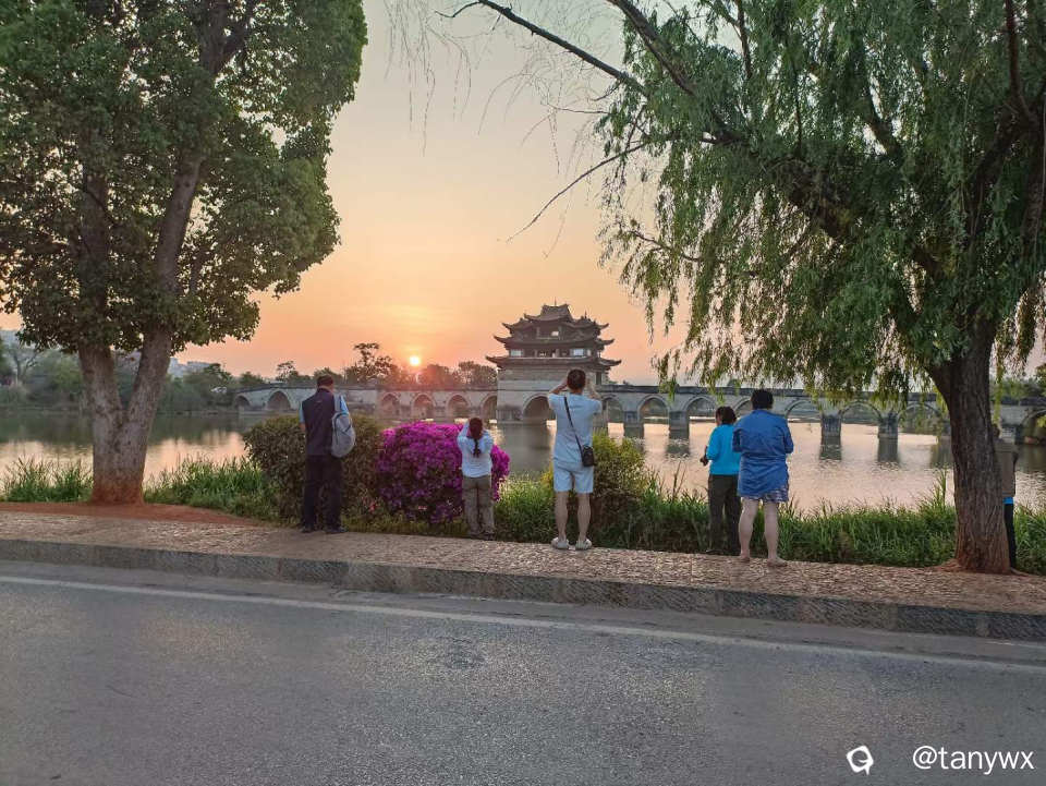 等待日出的双龙桥