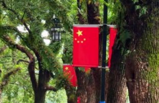 满眼皆是中国红！桂林街头国庆氛围感拉满