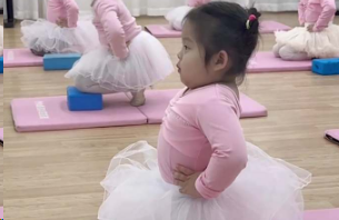 广西宝宝跳舞努力练习收腹，结果一放松就露馅了。网友：羞答答的玫瑰轰隆隆的开