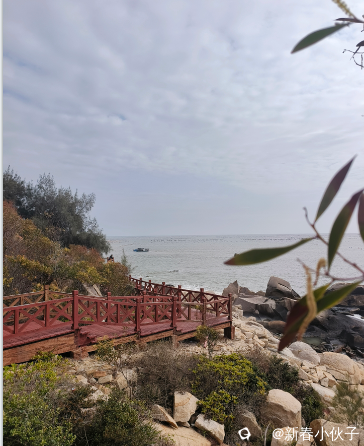海边栈道，适合游客环岛观赏，边走变拍照，意境阑珊。