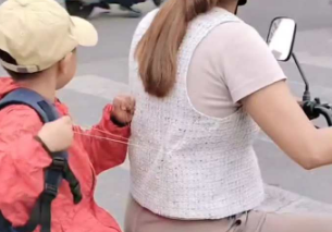 幼子手中线，慈母身上衣 好大儿想给妈妈换个镂空款啊 小孩哥:这衣服上的线什么时候能抽光?
