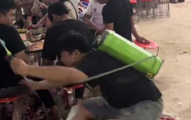 人怎么可以捅這么大的婁子！廣西男子聚餐時(shí)打翻酒壇，網(wǎng)友：罪責(zé)堪比打翻扣肉