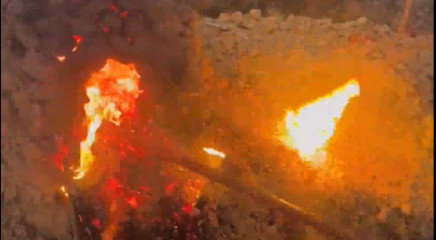 窑鸡技术哪家强？广西男子晒出“超标准”土窑！网友：这么大的火，鸡真的不会烧成炭嘛