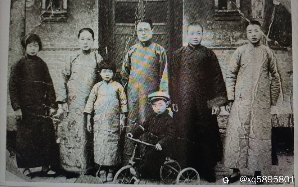 骑小车者王宝贞，右一家父