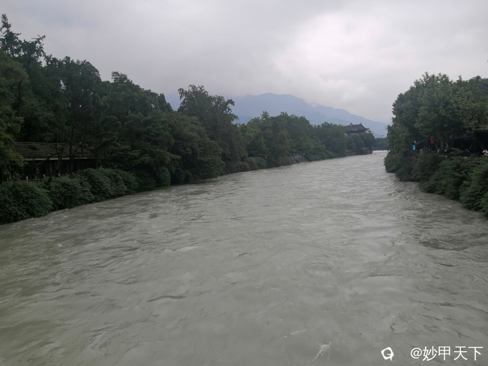 从文庙出来后，经过街道来到都江堰内江边。这是都江堰的内江