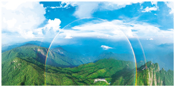 彩虹挂山间