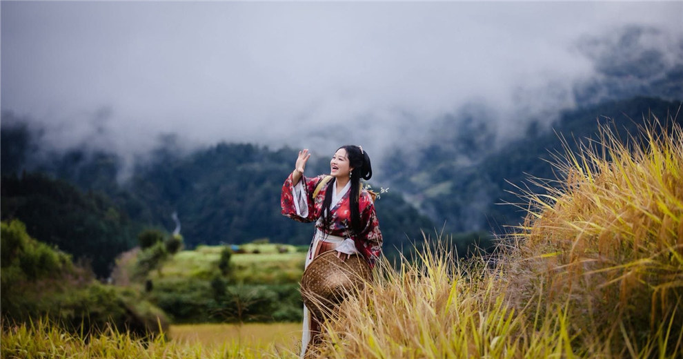 雨中龙脊美得像电影截图