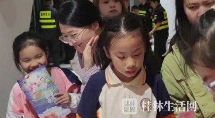 2026桂林艺术节杂技童话剧《萌动奇迹》在桂林漓江歌剧院上演，杂技搭配童话，超萌&ldquo;大湾鸡&rdquo;萌动全场