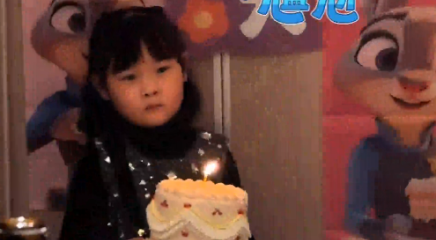 小孩姐过生日 大人又唱又跳 娃：我就说在家简单吃一口
