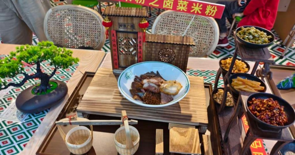 吃大师亲手打造的桂林三大传统米粉