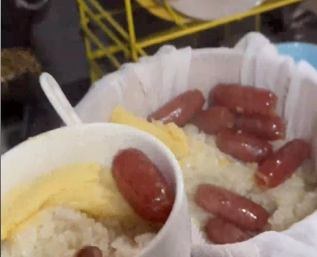 谁懂在外地突然馋家乡味道的痛啊！广西女生在上海想吃糯米饭，在家1:1复刻迷你糯米饭摊