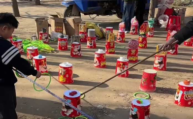 萌娃套圈屡次不中！摆摊老板看不下去直接&ldquo;放水&rdquo;，网友：老板已经准备送给他了