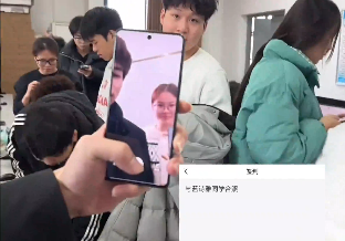 最怕老师突然玩抽象！广西一社恐女生被老师指定为&ldquo;上课打卡&rdquo;对象！网友：一节课全班人都认识了&ldquo;蓝同学&rdquo;