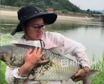 钓鱼的最高境界&ldquo;为娱不为鱼&rdquo;！男子钓到超级大鱼，开心合影后，将其放归河里！网友：自己放生开心3天，切线跑了气大半辈子