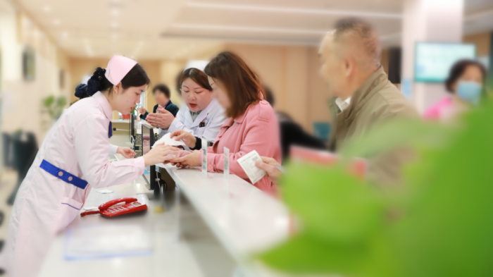 义诊现场导医为患者进行就诊排号.png