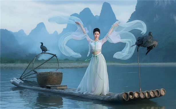 江作青罗带，山如碧玉篸